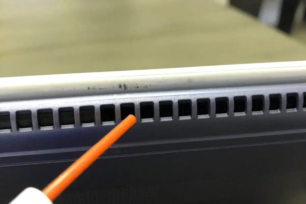 using Compressed air on the vents of laptop techinkeys