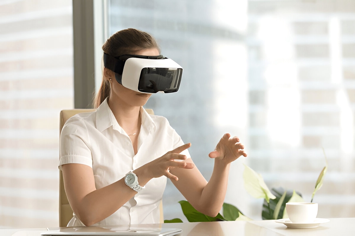 A women wearing a modern VR Glasses